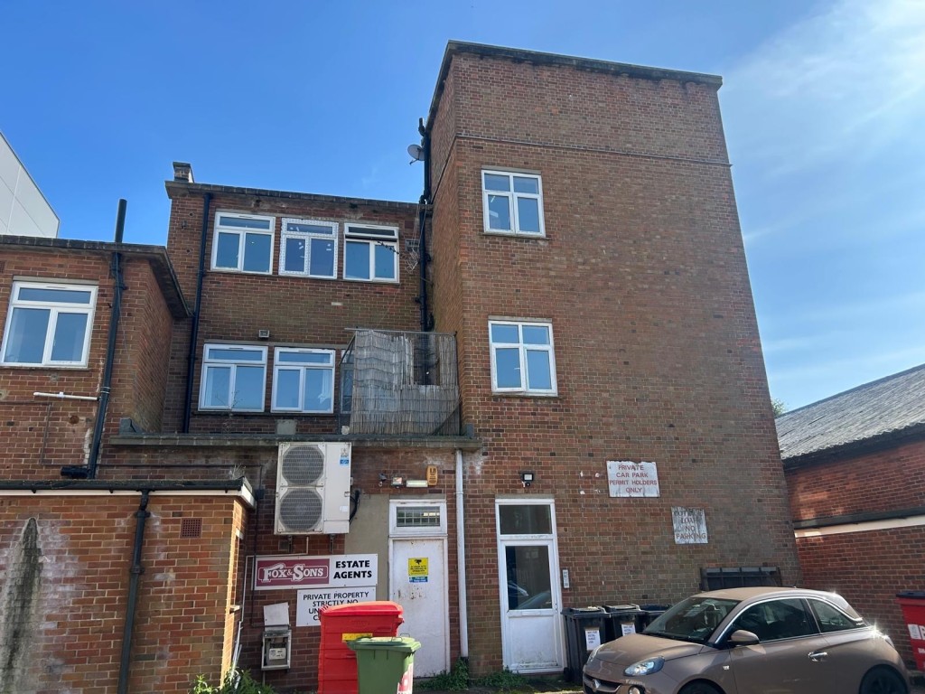 Lot: 6 - TOWN CENTRE LEASEHOLD FLAT - Rear view of building